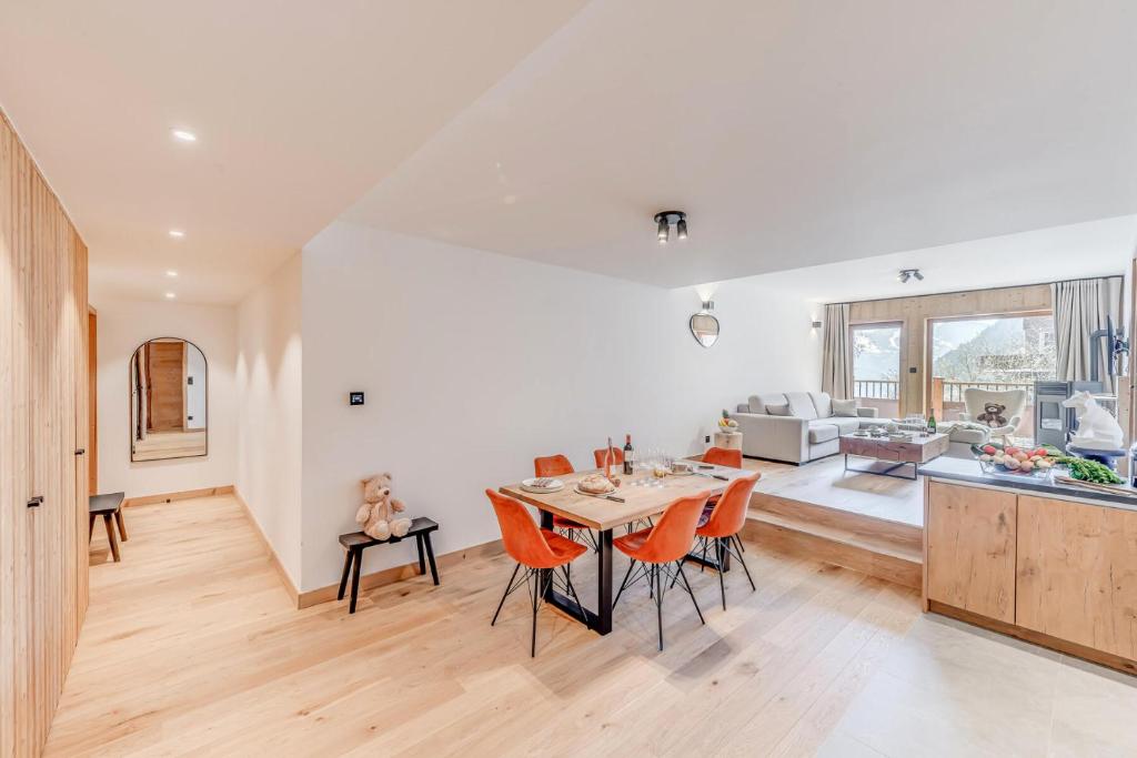 une cuisine et un salon avec une table et des chaises dans l'établissement Résidence Le Grand Bouquetin - 4 Pièces pour 8 Personnes MAE-9934, à Champagny-en-Vanoise