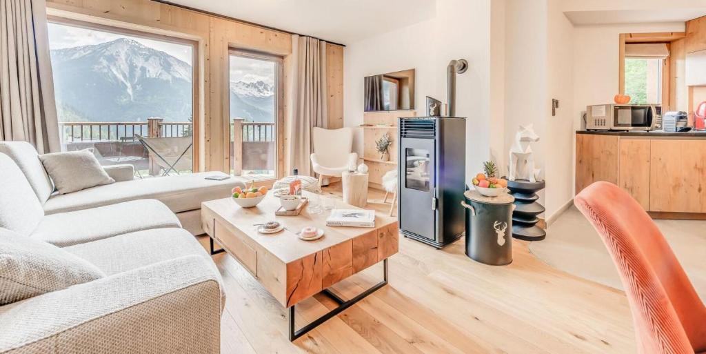un salon avec un canapé et une table basse dans l'établissement Résidence Le Grand Bouquetin - 3 Pièces pour 6 Personnes MAE-9954, à Champagny-en-Vanoise