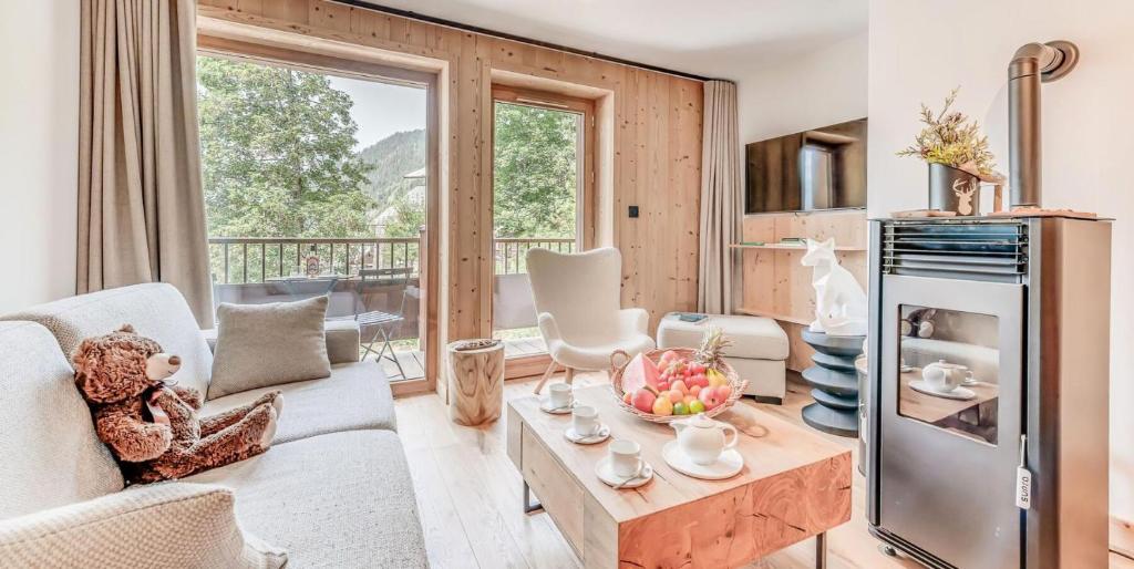 - un salon avec un ours en peluche assis sur un canapé dans l'établissement Résidence Le Grand Bouquetin - 3 Pièces pour 6 Personnes MAE-9974, à Champagny-en-Vanoise