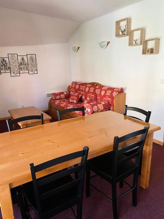 un salon avec une table et un canapé dans l'établissement Résidence Cristallines - 3 pièces 6 personnes MAE-0054, à Orcières