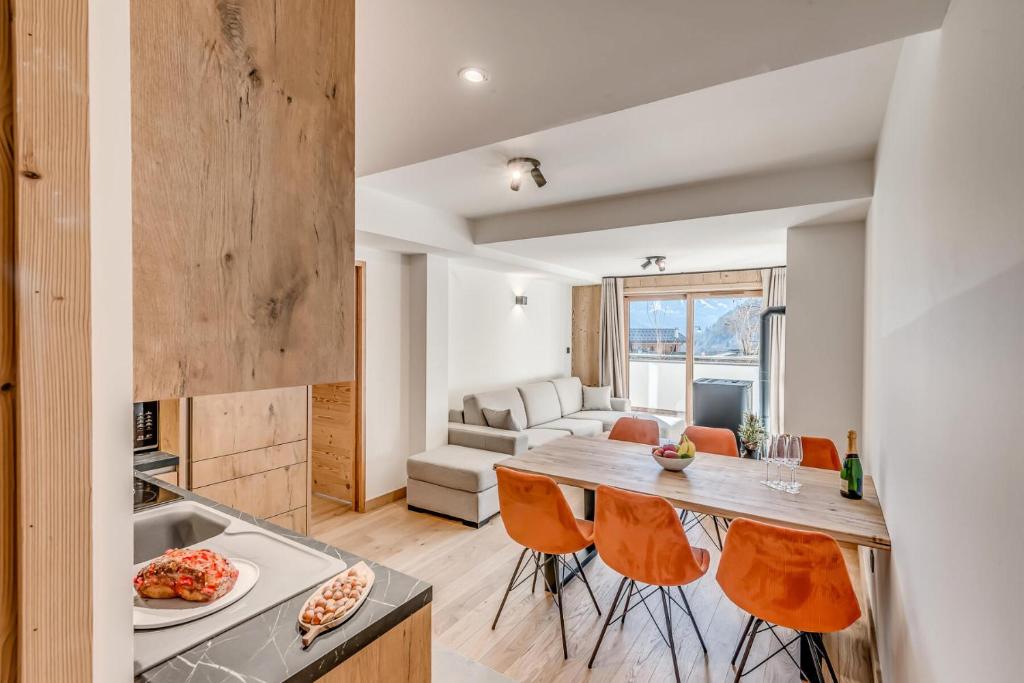 une cuisine et un salon avec une table et des chaises dans l'établissement Résidence Le Grand Bouquetin - 2 Pièces pour 6 Personnes MAE-0024, à Champagny-en-Vanoise