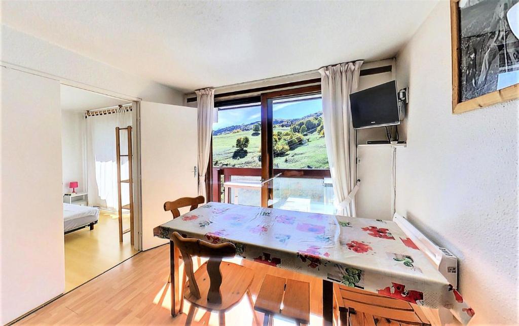 une salle à manger avec une table et une fenêtre dans l'établissement Résidence Lunik - APPARTEMENT 2 PIECES CABINES 6 PERS VUE PISTES MAE-4934, à Villarembert
