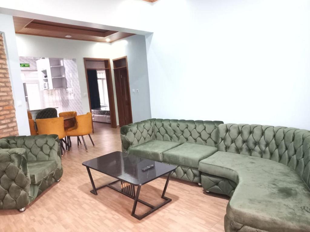 ein Wohnzimmer mit einem Sofa und einem Tisch in der Unterkunft Kigali Peace Abode in Kigali