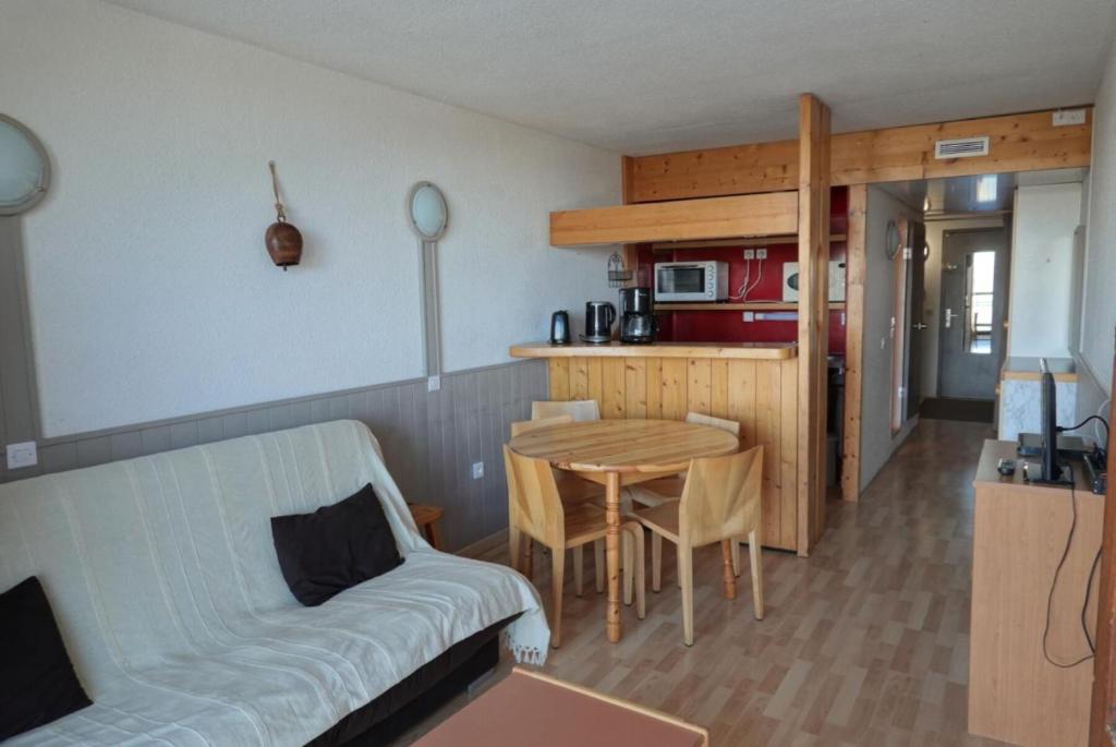 O bucătărie sau chicinetă la Résidence Varet - Studio pour 4 personnes à Arc 2000 avec vue sur la montagne et la station MAE-1024