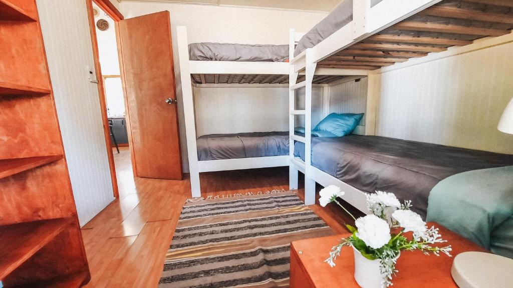 een kamer met 2 stapelbedden en een woonkamer bij Lafken Lodge in Villarrica