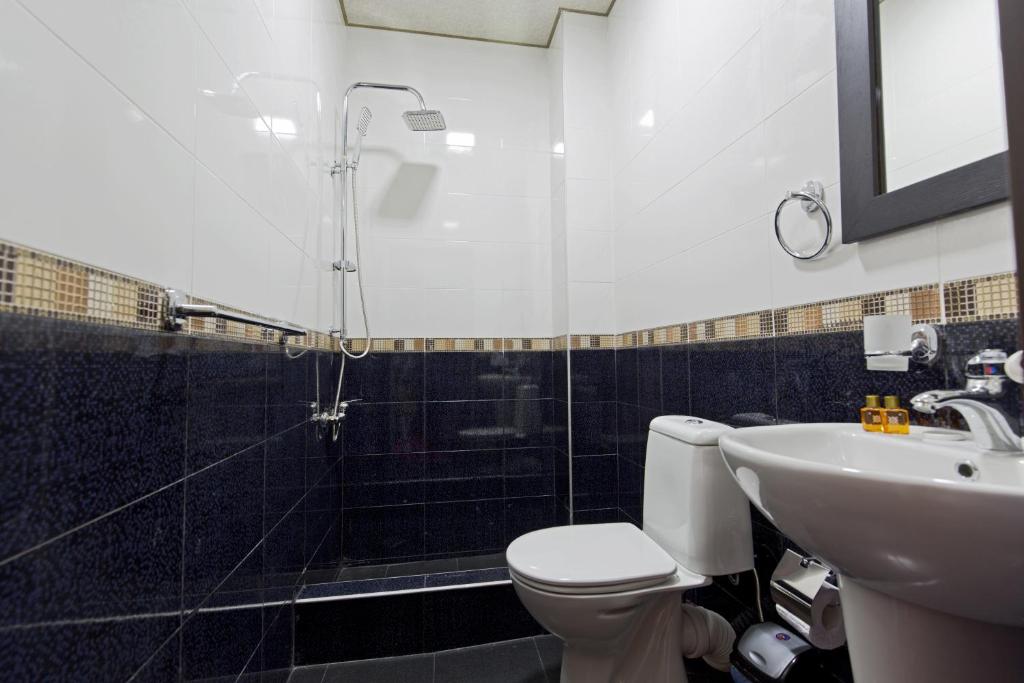 Koupelna v ubytování Orange Hotel