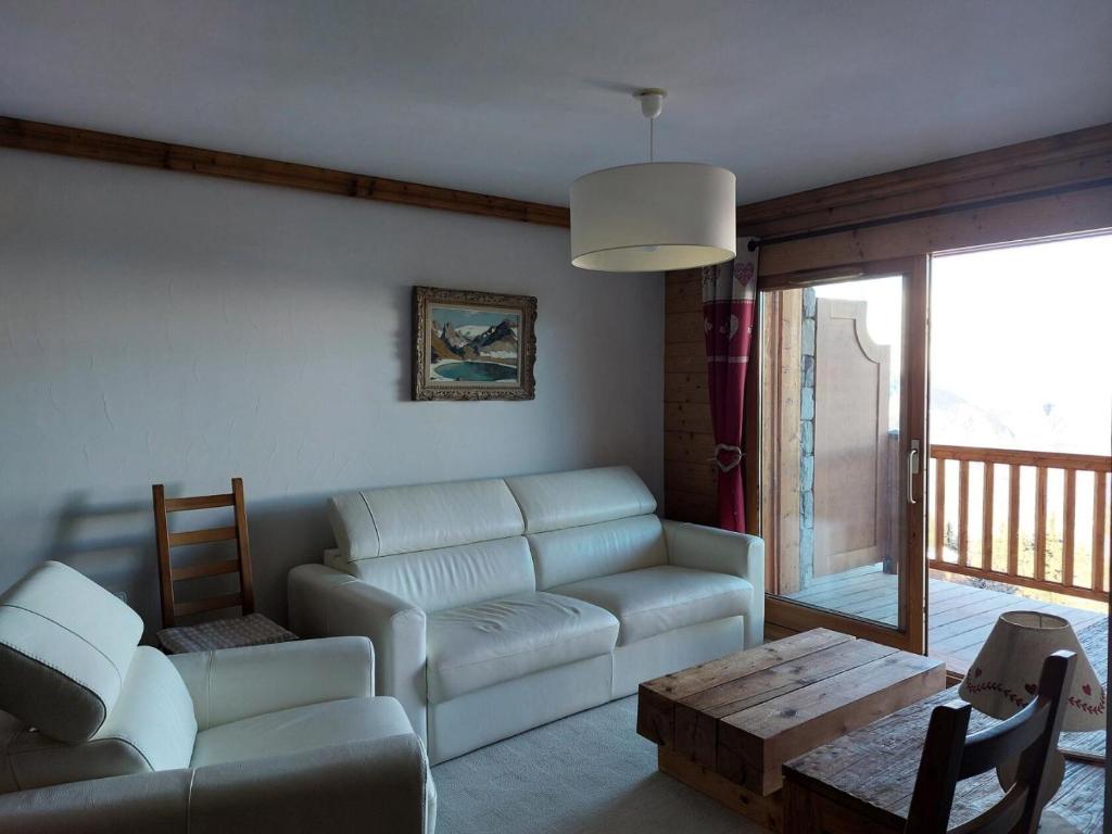 un salon avec un canapé et une table dans l'établissement Résidence L'iseran - Charmant appartement de 4 pièces dans une résidence proche des pistes dans le quartier du Chantel. MAE-3184, à Arc 1800