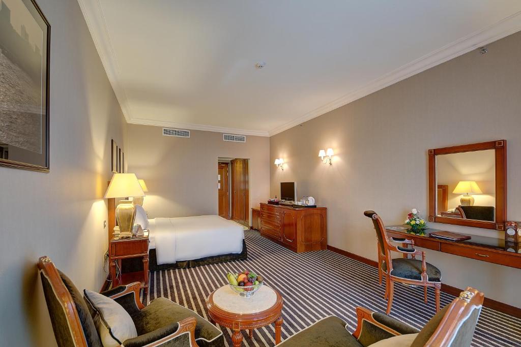 Postel nebo postele na pokoji v ubytování Royal Ascot Hotel