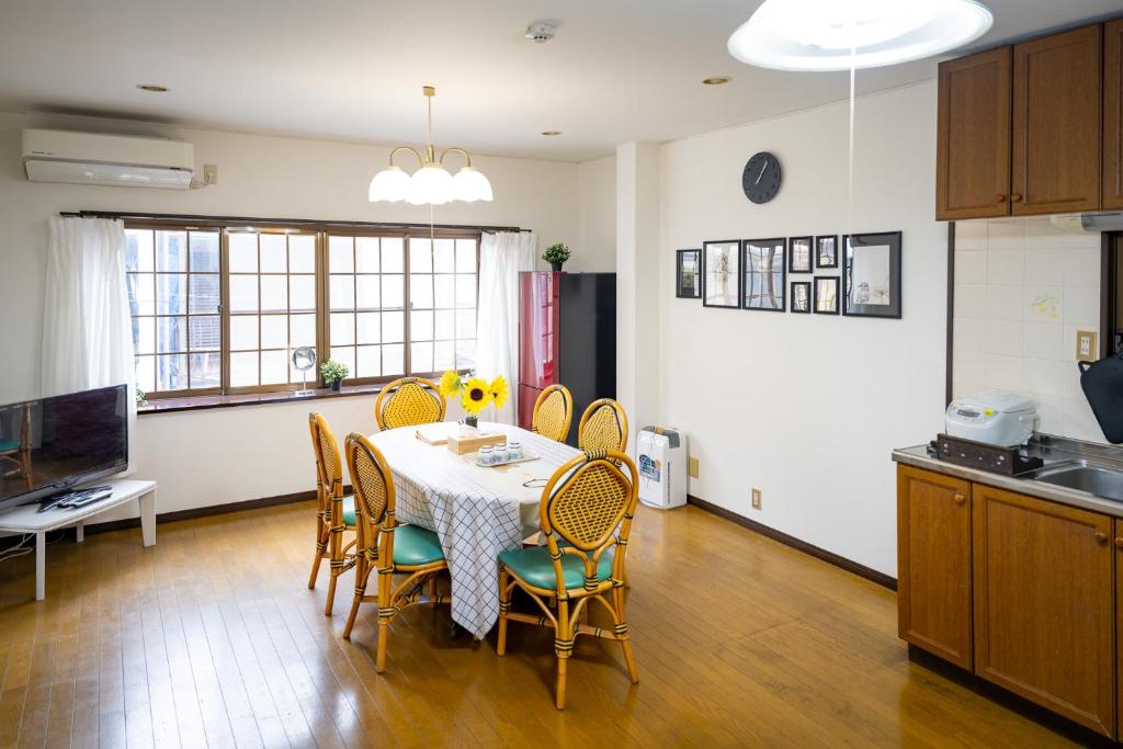 a kitchen and dining room with a table and chairs at 大阪市東成区一軒家貸し切りファミリー向け小型車のみ無料駐車場可Private for families, small car free parking独栋可停小车 in Osaka