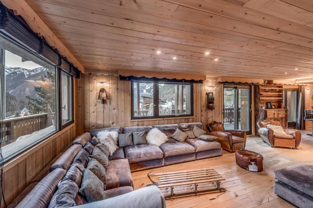 - un salon avec un grand canapé dans une cabine dans l'établissement Résidence Le Grand Bouquetin - 6 Pièces pour 12 Personnes MAE-5554, à Champagny-en-Vanoise