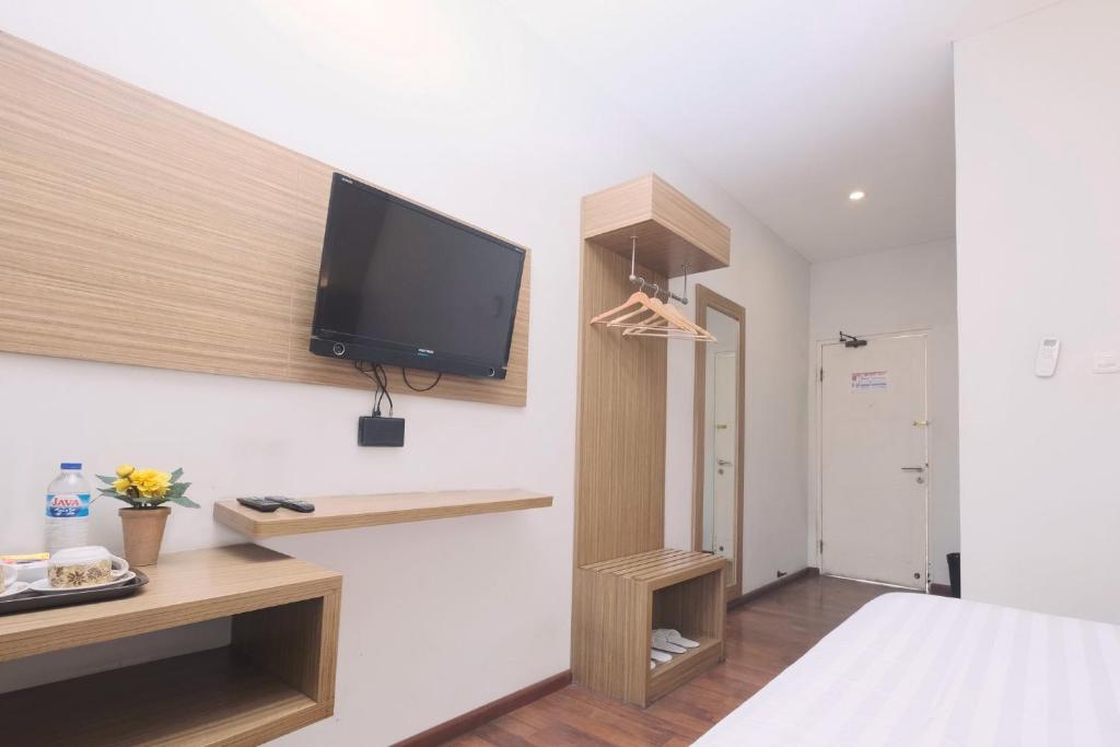 TV a/nebo společenská místnost v ubytování Cengkareng Transit Hotel