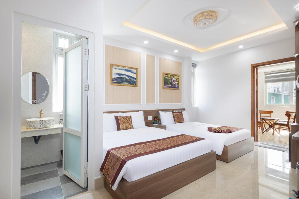 Postel nebo postele na pokoji v ubytování ROMANCE HOTEL DALAT