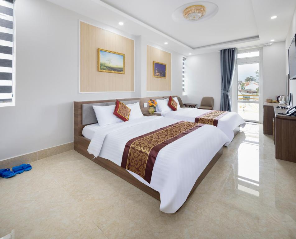 Postel nebo postele na pokoji v ubytování ROMANCE HOTEL DALAT