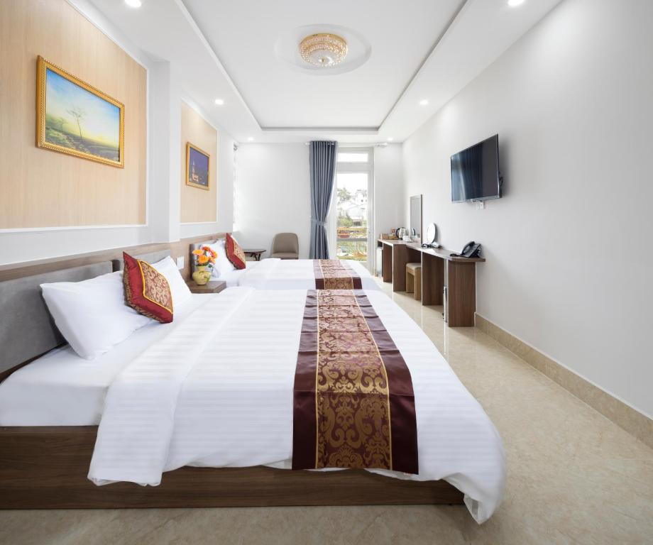 Un pat sau paturi într-o cameră la ROMANCE HOTEL DALAT
