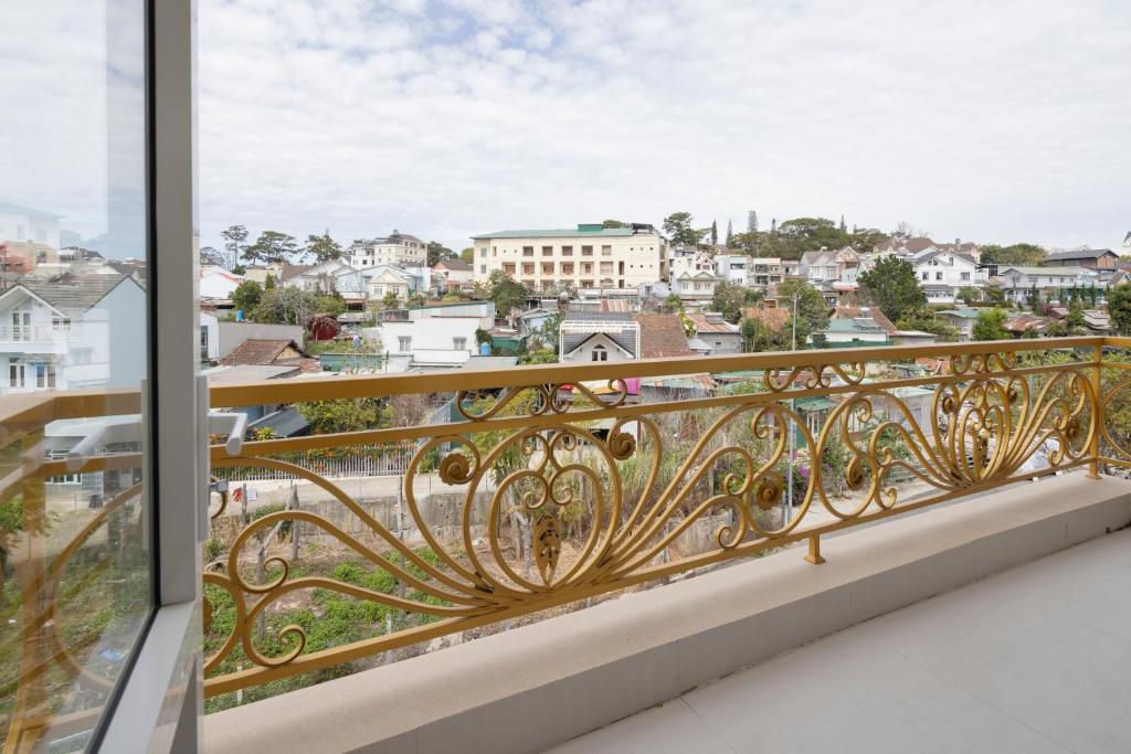 Balkón nebo terasa v ubytování ROMANCE HOTEL DALAT