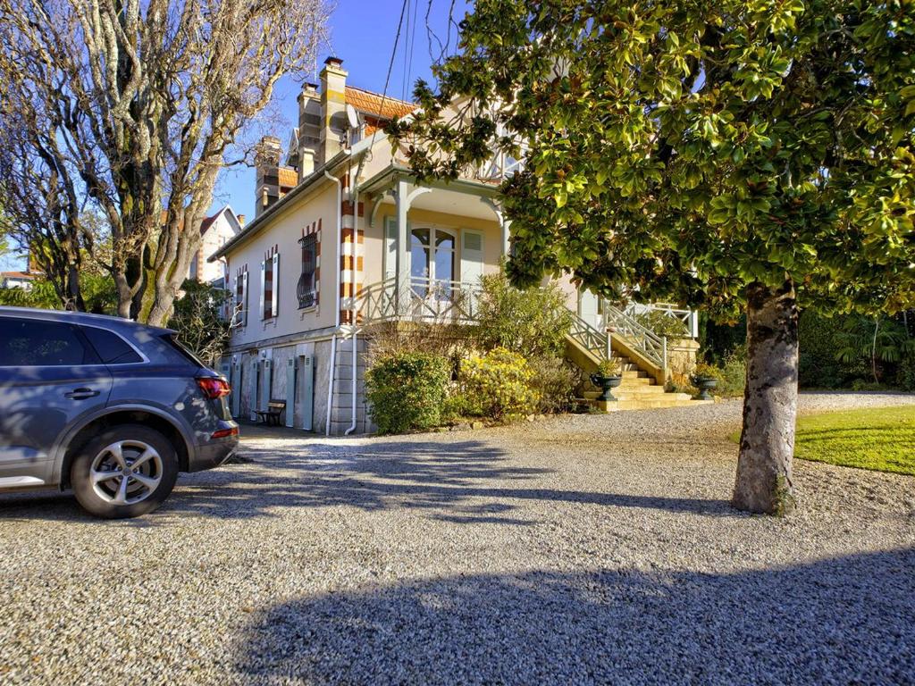 une voiture garée devant une maison dans l'établissement Appartement T3 à Arcachon - Ville d'Hiver, proche centre et plage, avec terrasse et parking privé. - FR-1-433-113, à Arcachon