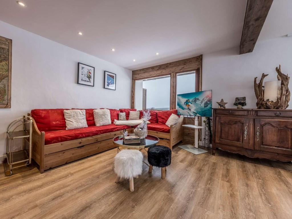 un salon avec un canapé rouge et une table dans l'établissement Courchevel 1850 - 55 m² - 4 pers - skis aux pieds - parking - FR-1-631-184, à Courchevel