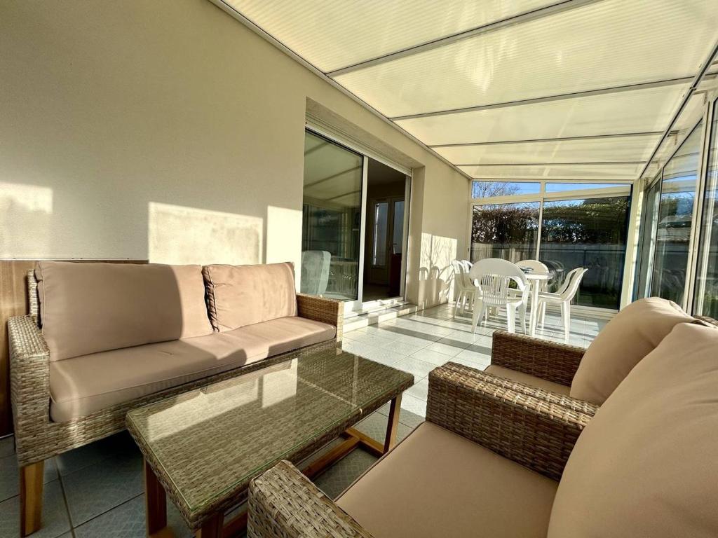 a living room with a couch and a table at Maison 3 pièces à Dolus d'Oléron, 6 couchages, jardin, wifi, proche piste cyclable et centre - FR-1-246A-281 in Dolus d'Oléron