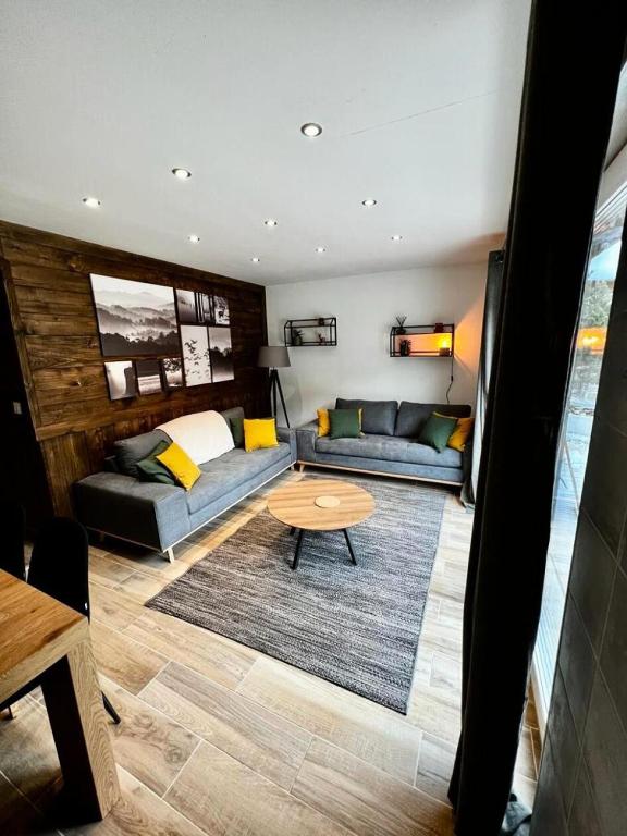 un salon avec deux canapés et une table dans l'établissement Résidence Les Balcons De Pierre Pomme - 3 pièces 4/6 personnes 4 exposé Est MAE-9514, à Valloire