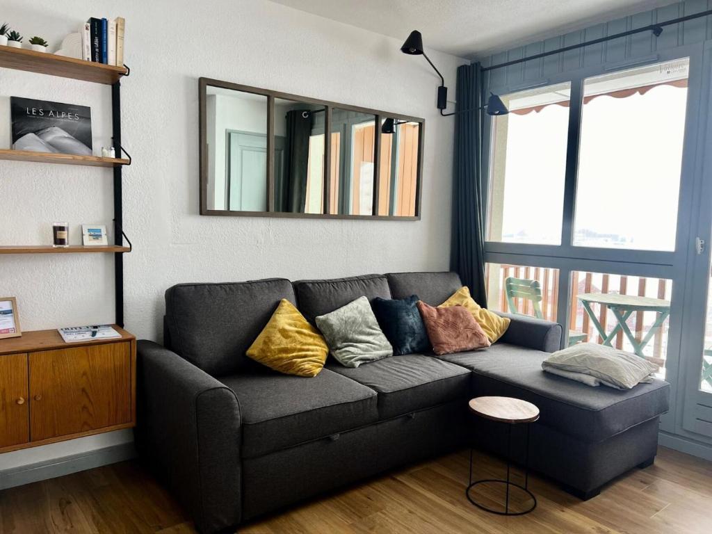 - un salon avec un canapé gris et des oreillers dans l'établissement Chalet De L'arvette - 2 pièces cabine 4 personnes exposé Nord-Ouest MAE-3694, à Valloire