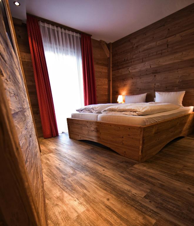 Postel nebo postele na pokoji v ubytování Arosa Vetter Hotel