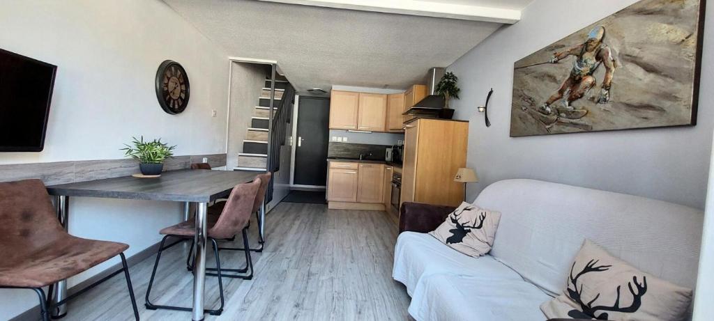 un petit salon avec une table et un canapé dans l'établissement Résidence Aiguille Grive Bat Iii - Appartement 3 pièces 6 personnes en duplex, skis aux pieds, dans le village de Charmettoger à Arc 1800 MAE-6944, à Arc 1800