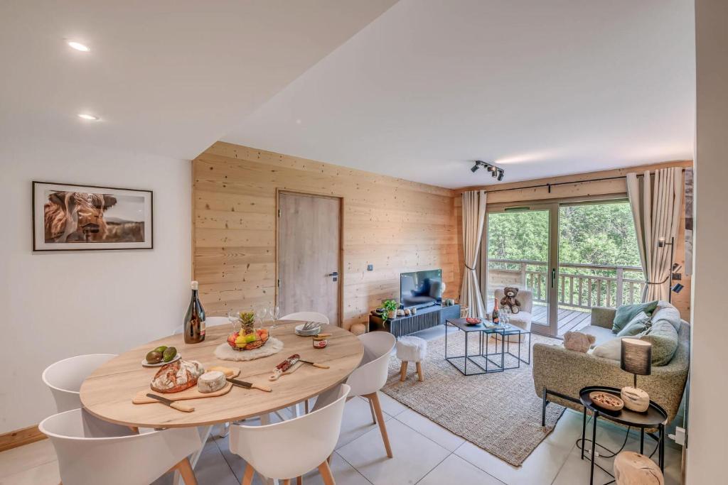une cuisine et un salon avec une table et des chaises dans l'établissement Résidence Les Terrasses De La Vanoise - 4 Pièces pour 8 Personnes MAE-7204, à Champagny-en-Vanoise