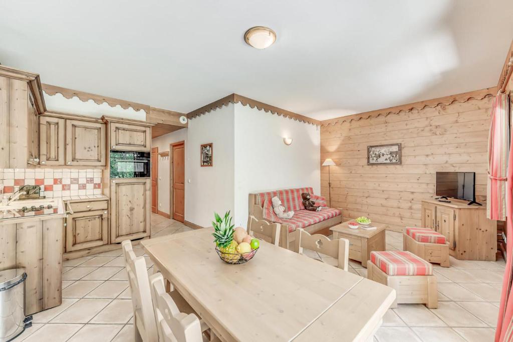 une cuisine et un salon avec une table et des chaises dans l'établissement Résidence Les Alpages - 3 Pièces pour 6 Personnes MAE-2614, à Champagny-en-Vanoise