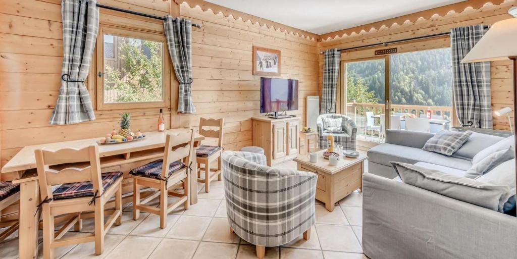 un salon avec un canapé et une table dans l'établissement Résidence Les Alpages - 3 Pièces pour 6 Personnes MAE-3934, à Champagny-en-Vanoise