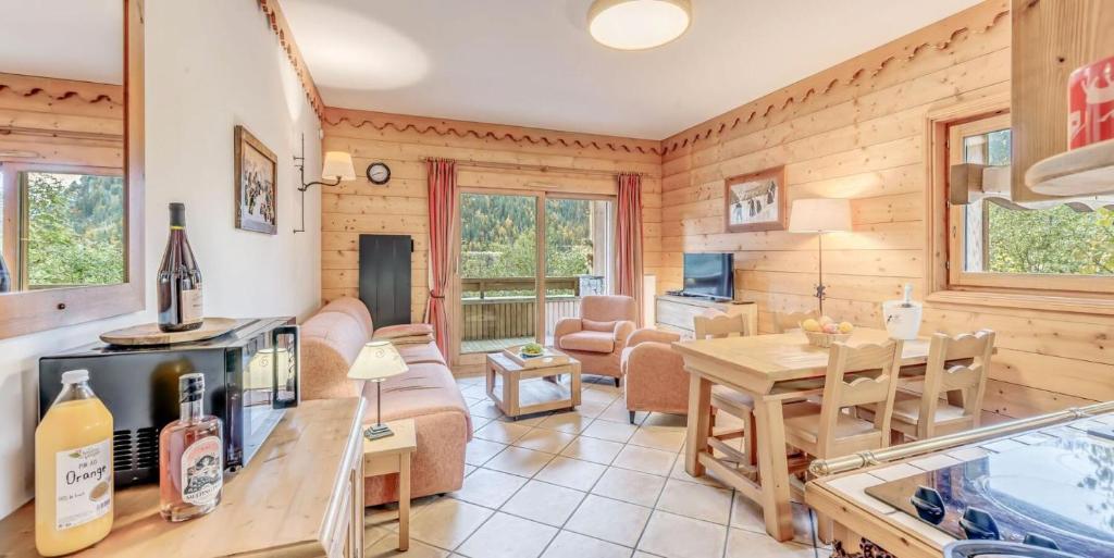 un salon avec une table et une salle à manger dans l'établissement Résidence Les Alpages - 3 Pièces pour 6 Personnes MAE-3914, à Champagny-en-Vanoise
