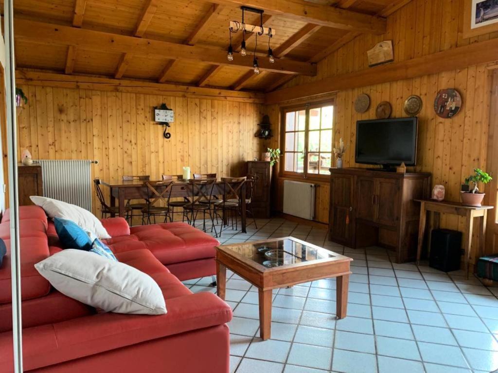 un salon avec un canapé rouge et une table dans l'établissement Chalet Mollaz - Mollaz 2 MAE-8074, à Saint-Gervais-les-Bains