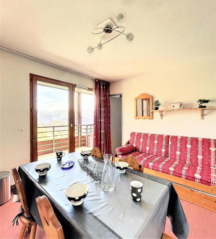 un salon avec une table et un canapé dans l'établissement Résidence Pistes - Appartement PMR 6 pers Magnifique Vue Vallee MAE-1254, à Villarembert