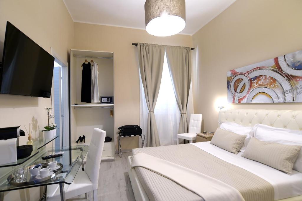 sypialnia z białym łóżkiem i szklanym stołem w obiekcie Town House 57 w Rzymie