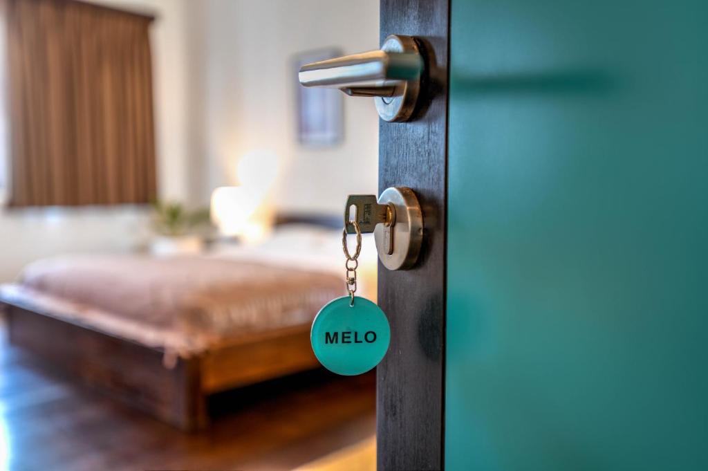 klucz do drzwi z dołączonym słowem media w obiekcie Melo Suites Hotel w mieście Seminyak