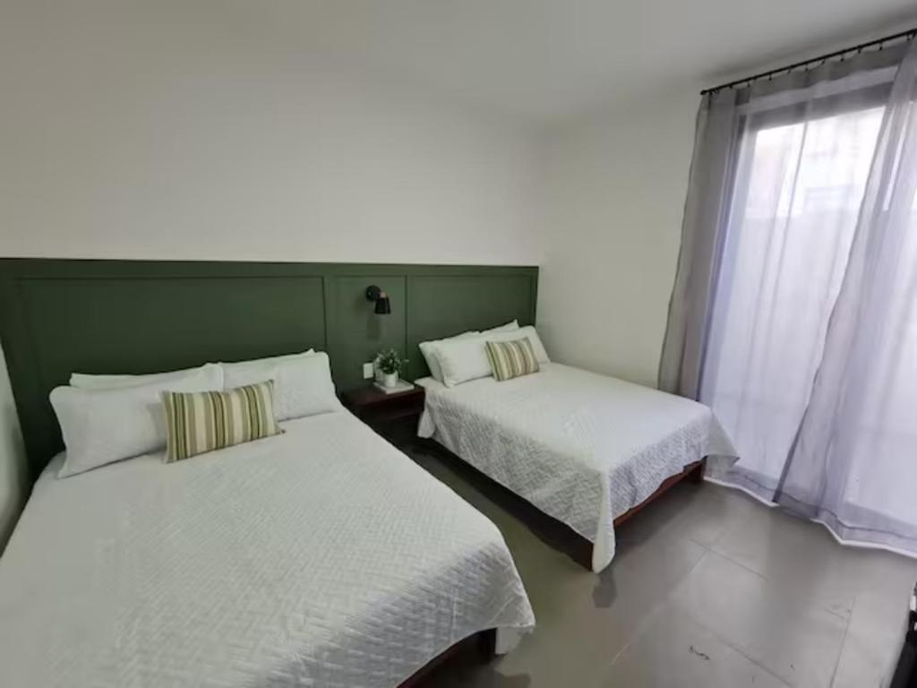 Ένα ή περισσότερα κρεβάτια σε δωμάτιο στο Urban Justo Sierra