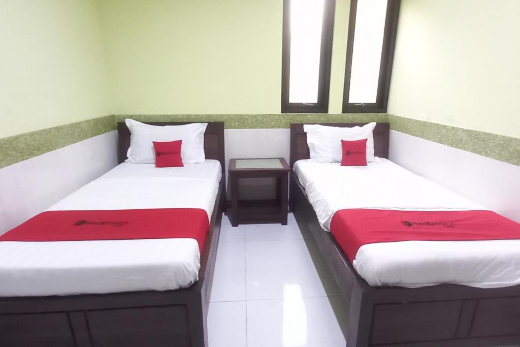 RedDoorz Syariah near Bypass Krian - Twin Room