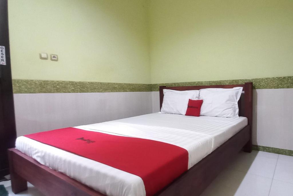 RedDoorz Syariah near Bypass Krian - Standard Double Room