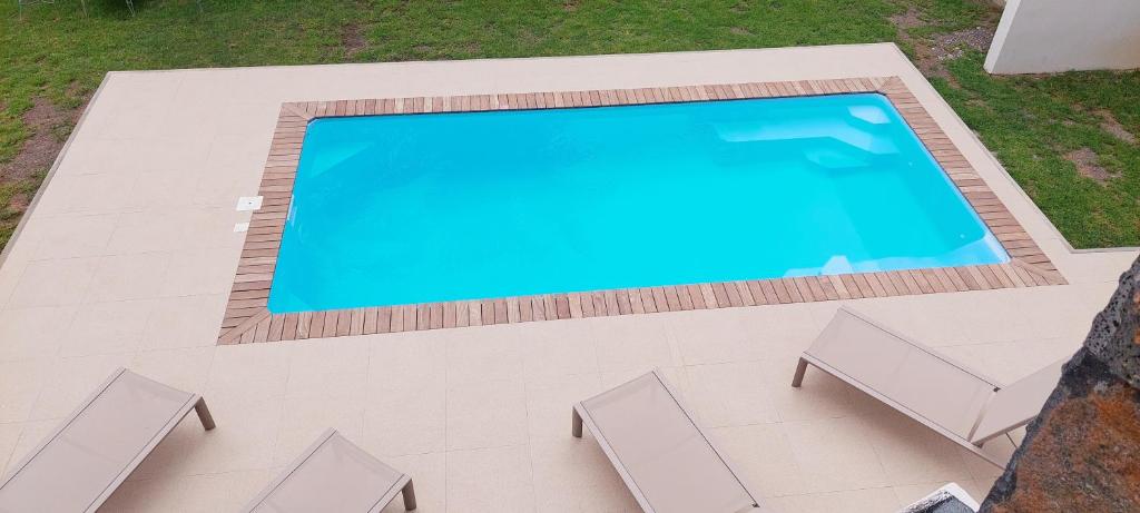 Bazén v ubytování Canari Waterfront Villas nebo v jeho okolí