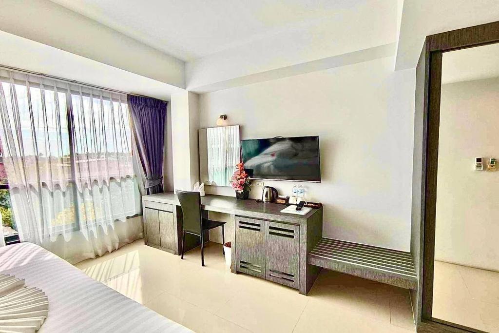 TV a/nebo společenská místnost v ubytování The Thames Pool Access Resort & Villa - SHA Extra Plus