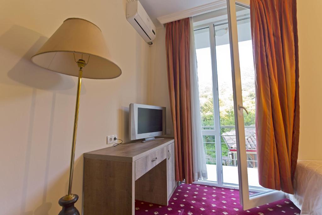 TV a/nebo společenská místnost v ubytování Orange Hotel