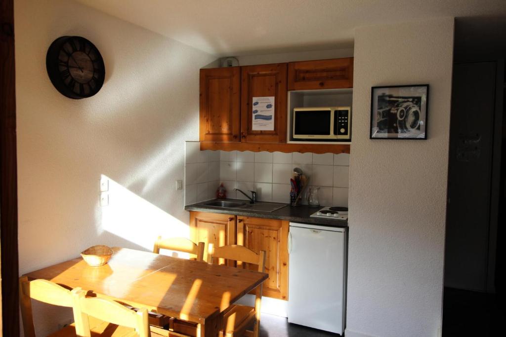 Köök või kööginurk majutusasutuses Chalets De La Vanoise - Studio pour 4 Personnes 674