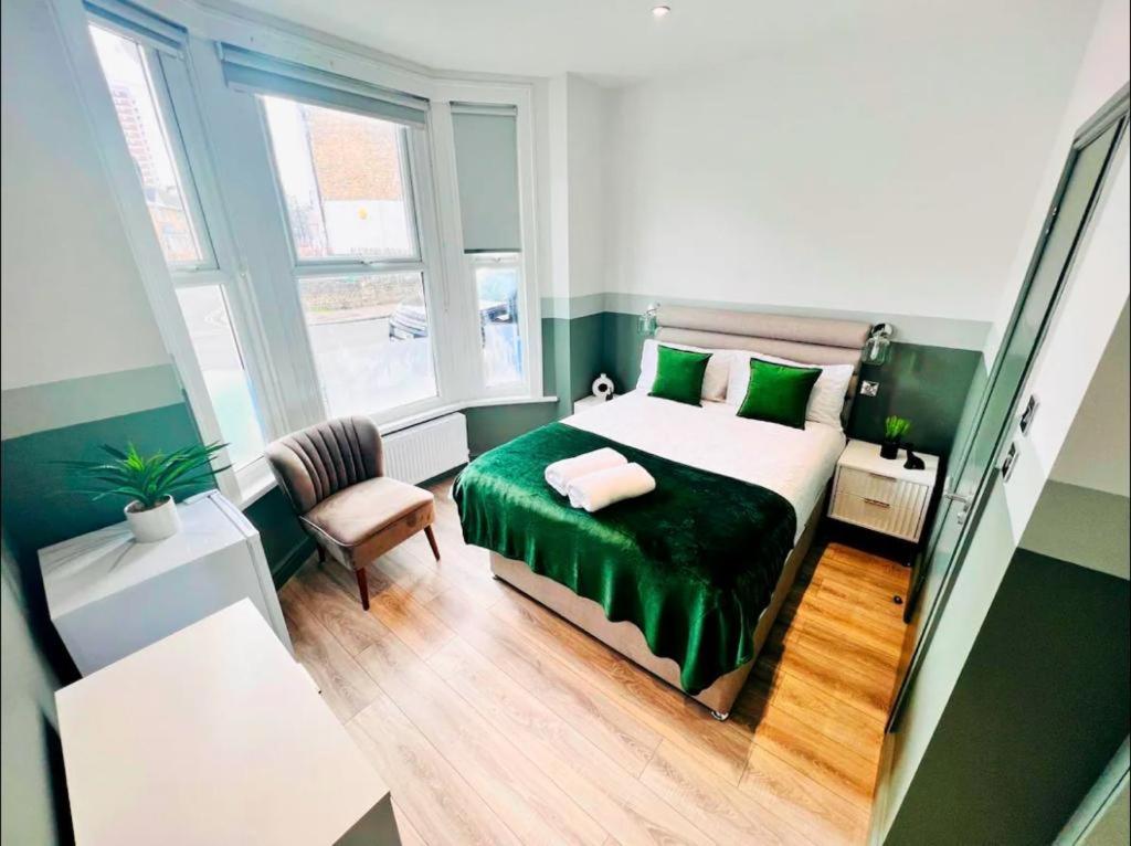 ロンドンにあるEn-suite Room look like hotelのベッドと椅子付きの小さな部屋です。