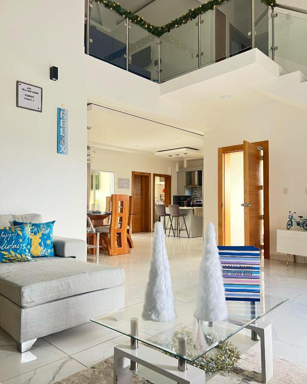 Posezení v ubytování 5 Star Villa minutes from Airport and Beaches
