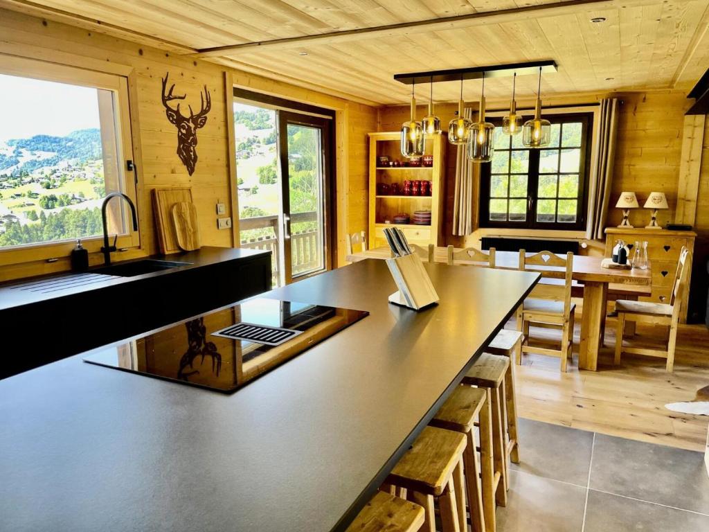 une cuisine avec un comptoir et une salle à manger dans l'établissement Résidence Chez Simone - Chalet Simone avec vue sur un village typique du Val d'Arly MAE-6374, à Flumet