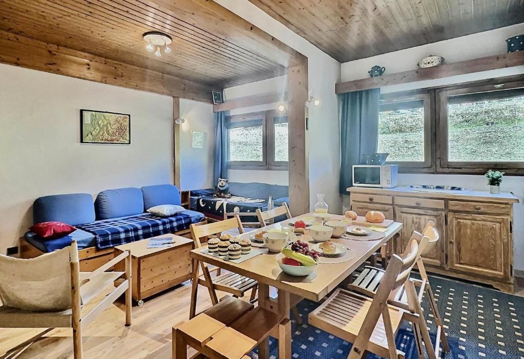 a living room with a table and chairs and a couch at Résidence Hameaux De Val - 3 Pièces pour 6 Personnes 974 in Val dʼIsère