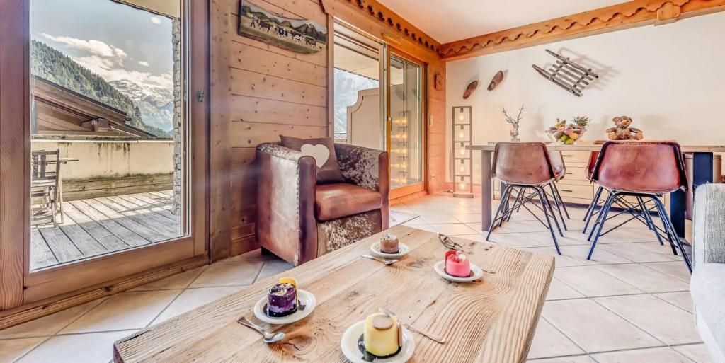 un salon avec une table et des chaises et une salle à manger dans l'établissement Résidence Les Alpages - 3 Pièces pour 6 Personnes MAE-3854, à Champagny-en-Vanoise