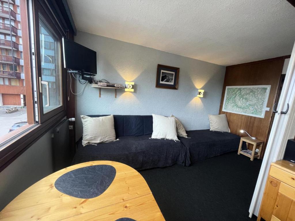 a small room with a bed and a couch at Résidence Vercors - Studio pour 4 Personnes 374 in Aime-La Plagne