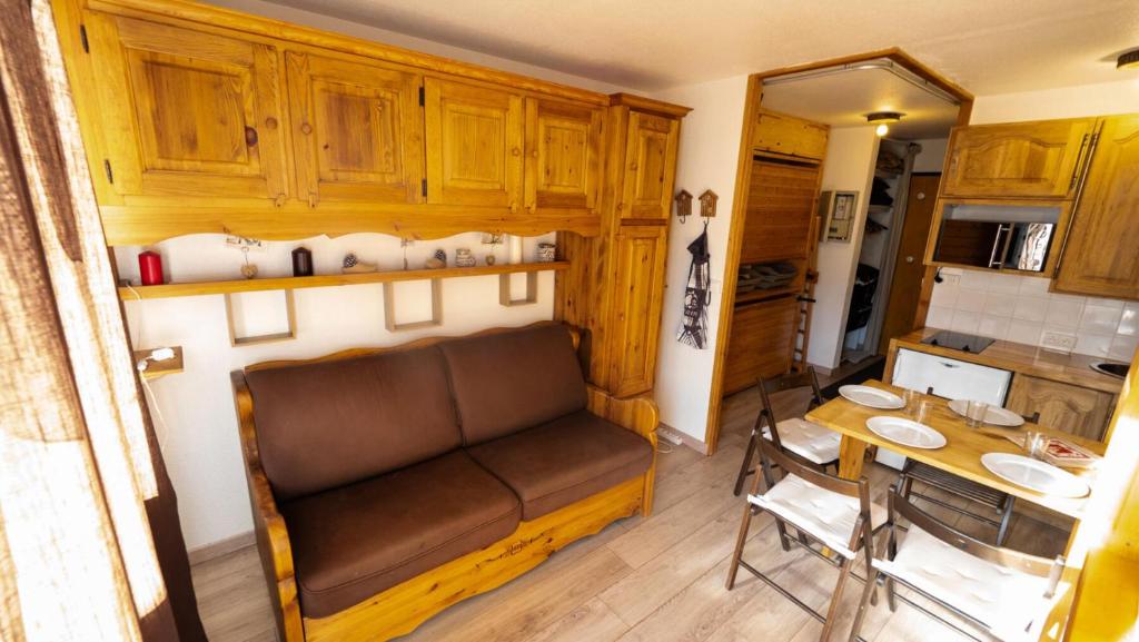 un soggiorno con divano e tavolo di Résidence Thabor - Studio pour 4 Personnes 144 a Modane