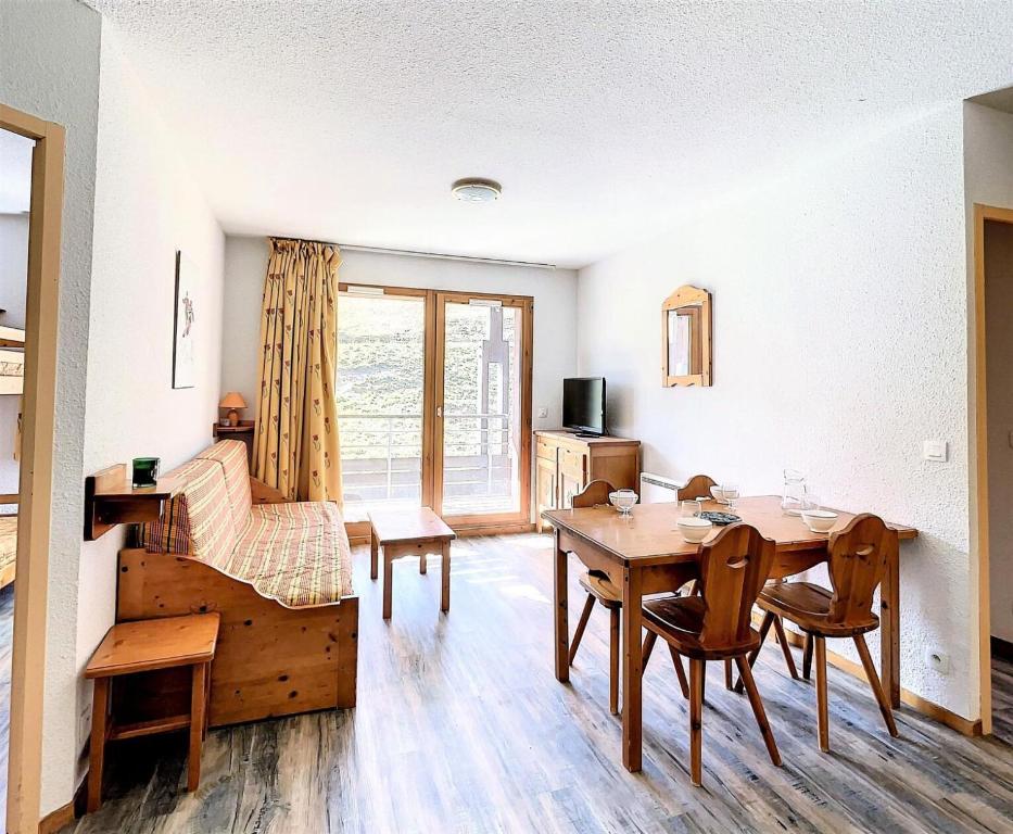un salon avec une table et une chambre dans l'établissement Résidence Pistes - Appartement spacieux · Proche des pistes · Balcon vue pistes MAE-3464, à Villarembert