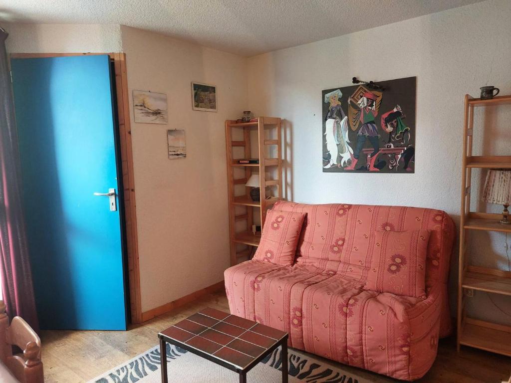 - un salon avec un canapé rose et une porte bleue dans l'établissement Résidence Praz De L'ours 2 - Studio 4 personnes à Vallandry en centre station et proche des pistes MAE-4004, à Peisey-Nancroix